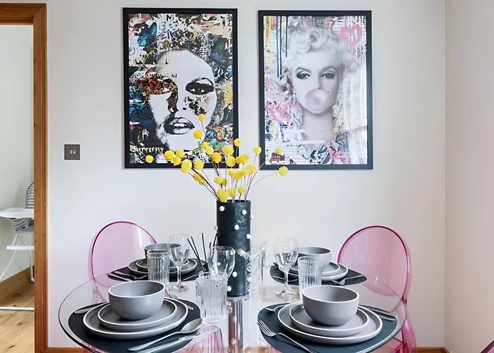 Vibrant Urban Escape, Family Friendly - Sleeps 8!