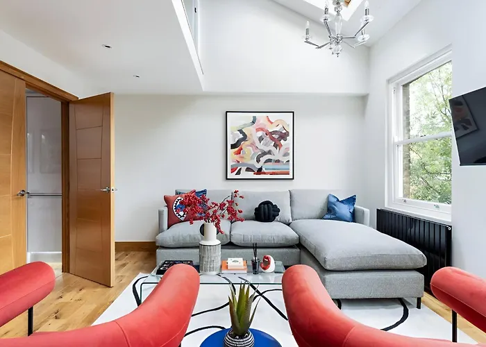 Vibrant Urban Escape, Family Friendly - Sleeps 8!