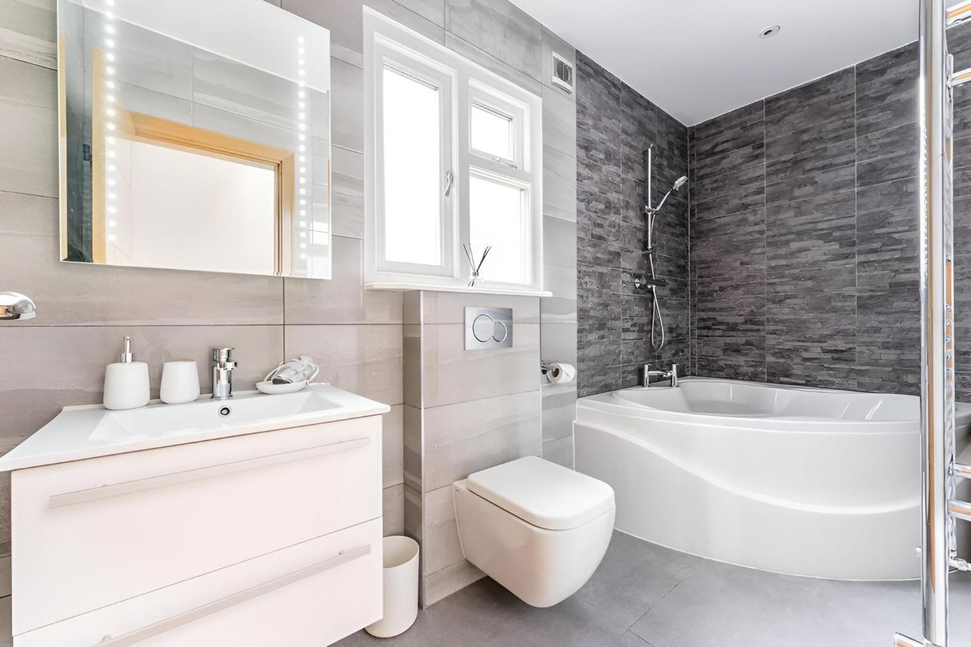 Vibrant Urban Escape, Family Friendly - Sleeps 8! Апартаменты Лондон