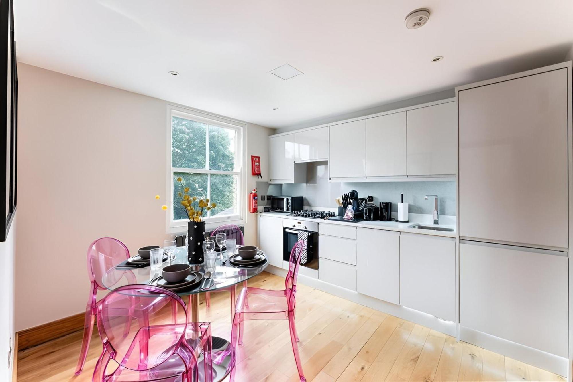 Vibrant Urban Escape, Family Friendly - Sleeps 8! Апартаменты